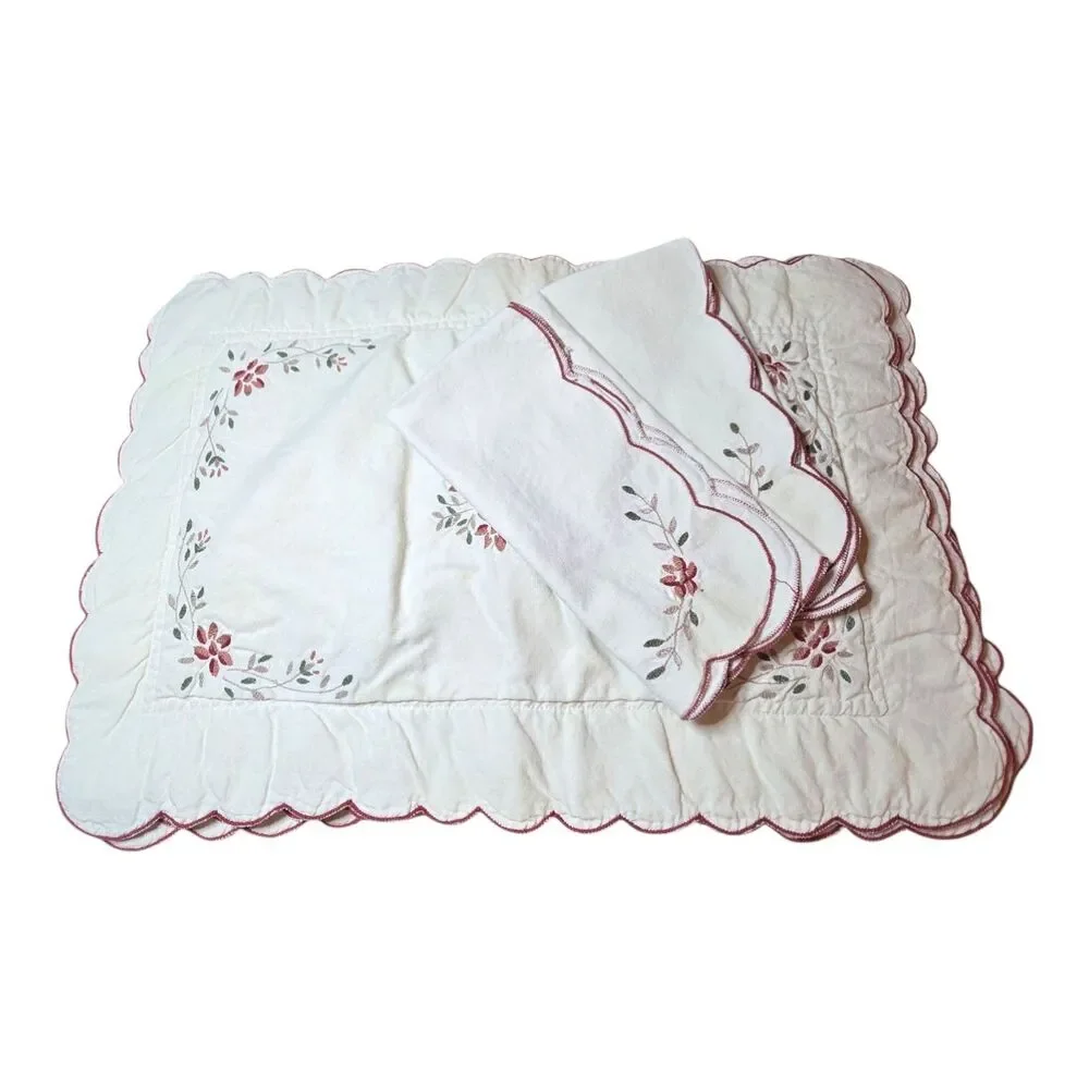 Floral Embordered Quilted Vintage 4 Placemats & 2 Napkins Scalloped Edges